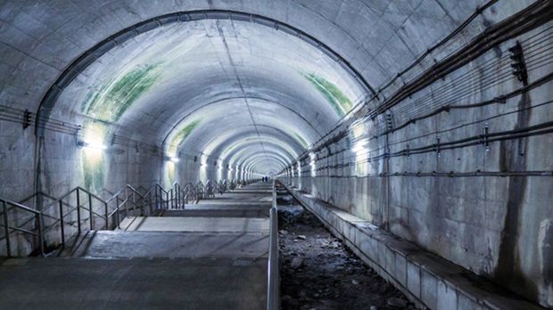 下りホームは地上から10分ほど下りないと到達できない“日本一のモグラ駅”。映画『クライマーズ・ハイ』冒頭シーンのロケ地として使用された