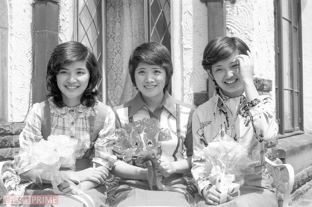 淳子の誕生日4月14日でのスリーショット。レースフラワーの花束を持ってポーズ（'77年撮影）