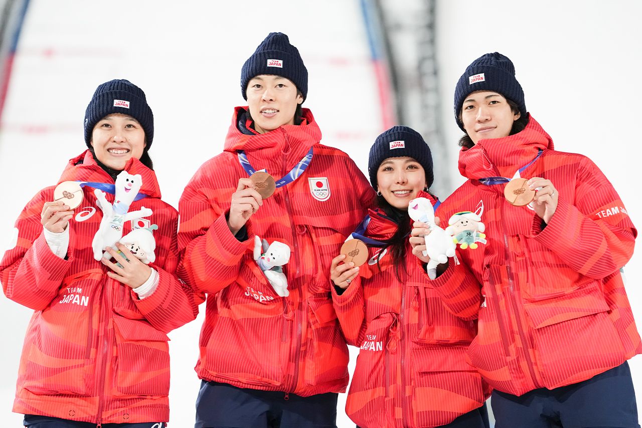 女子ノーマルヒルで、丸山が日本勢メダル第1号となる銅に輝くと、続く男子ノーマルヒルで二階堂も銅に。混合団体は悲願の初メダルとなる銅を獲得。4年前の北京大会でも同種目に出場し、スーツの規定違反による失格で号泣した高梨は、「幸せな日にできて、自分の中でピリオドを打てた」と雪辱を果たし、歓喜の涙を流した　撮影／JMPA
