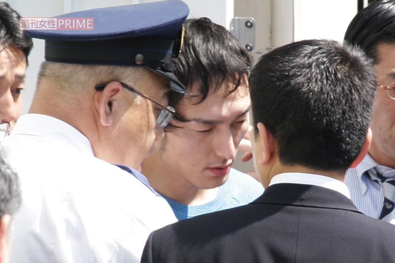 2009年4月、公然わいせつ罪で逮捕、送検される草なぎ剛は憔悴の表情