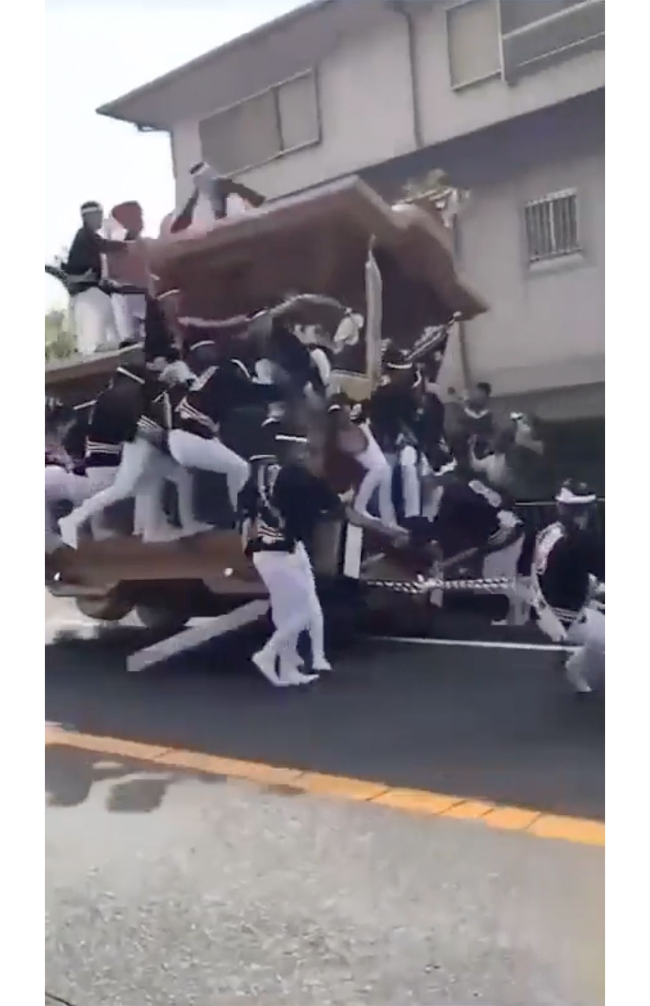 体勢を立て直すために、だんじりを右に引っ張るも…　2/9（SNSより）