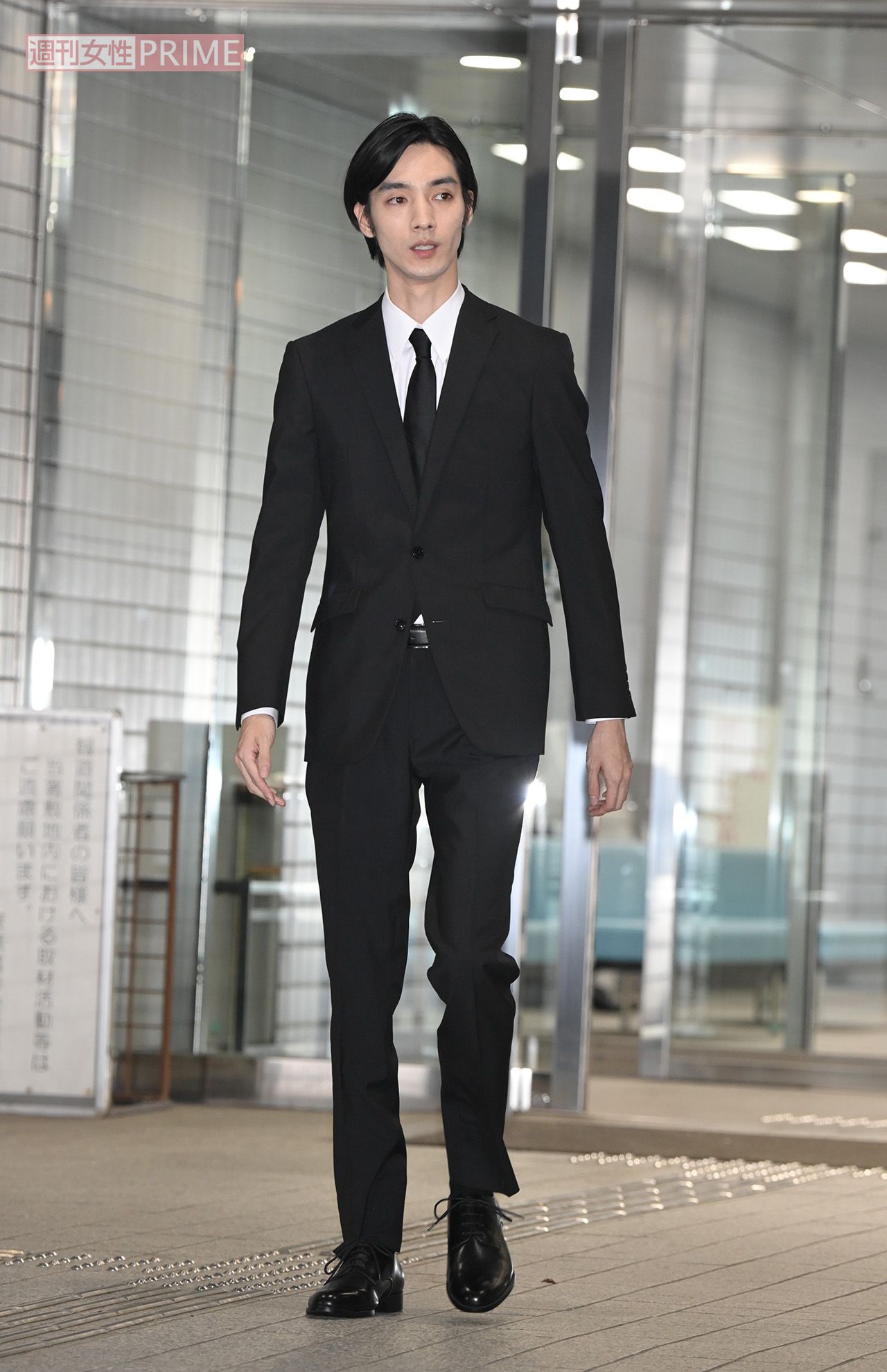 保釈され湾岸署を出る清水尋也被告