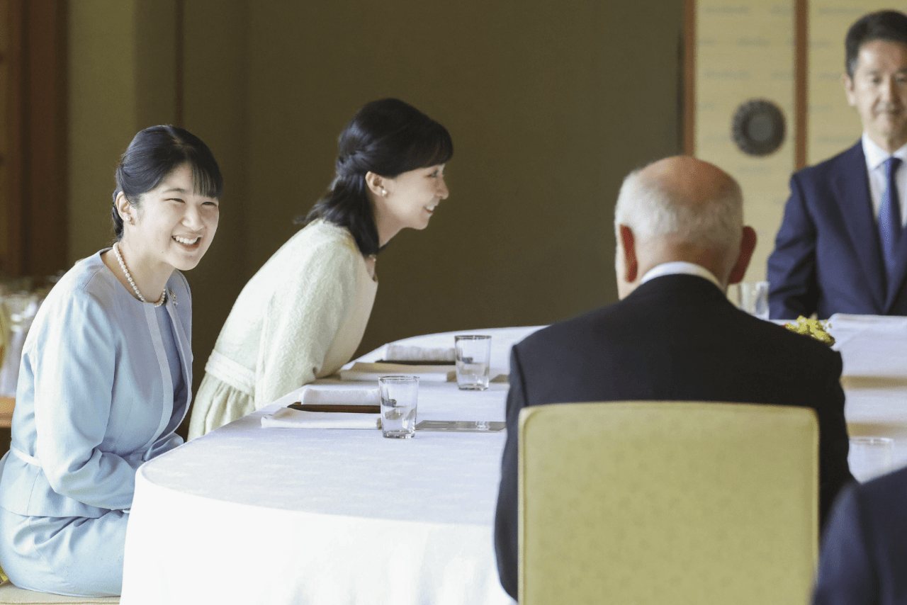 日本芸術院の新会員らを招いた茶会で、出席者と懇談する愛子さまと佳子さま（2025年6月24日）写真／宮内庁提供