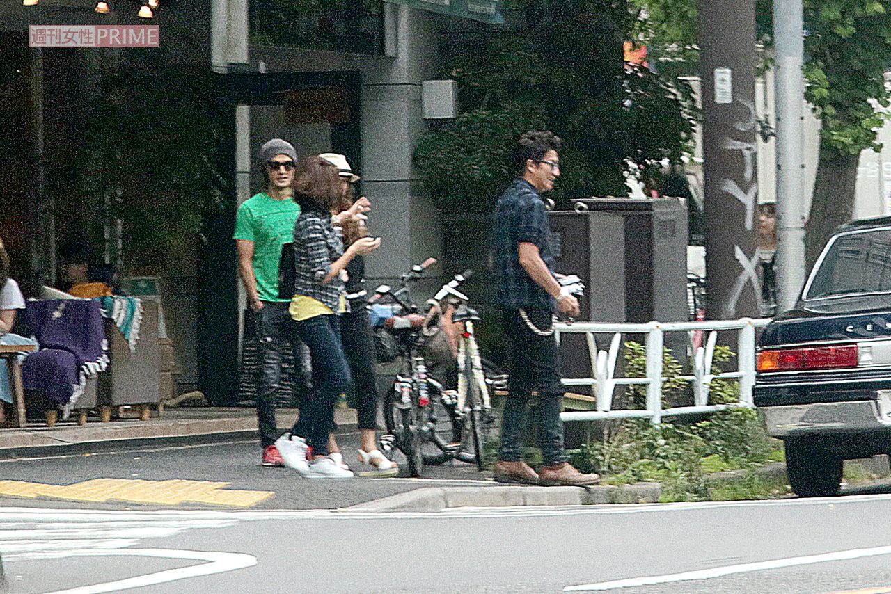 2015年6月、都内のカフェで食事をした木村拓哉夫妻と稲葉浩志夫妻