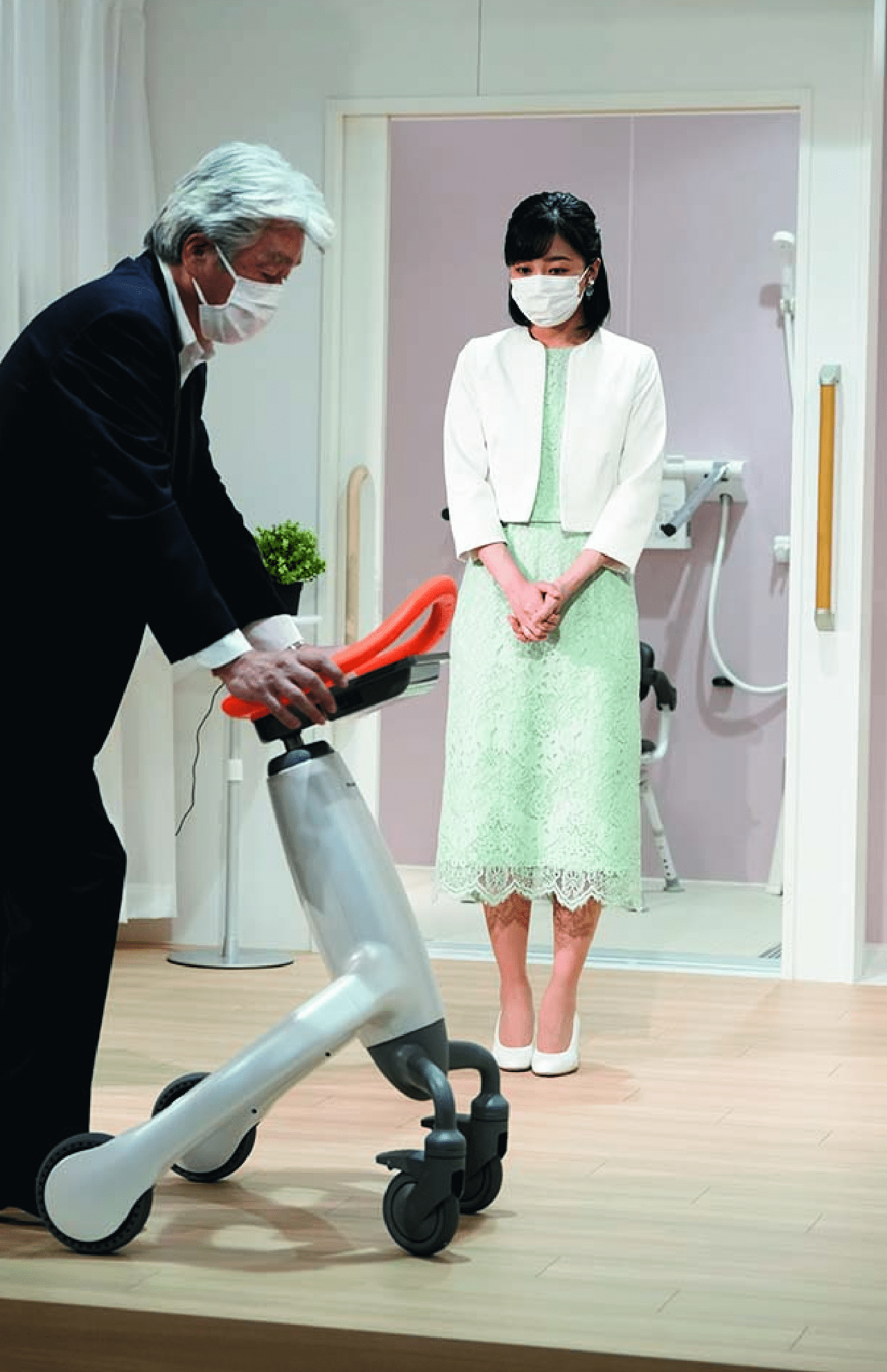 「涼感のあるミントグリーンと透け感のある素材で、とにかく夏らしい装いに」（石原さん）第57回全日本高等学校馬術競技大会開会式（7月25日）写真／JMPA