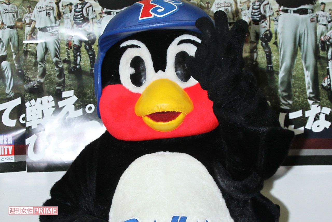 ヤクルトの球団マスコット「つば九郎」（2012年4月）