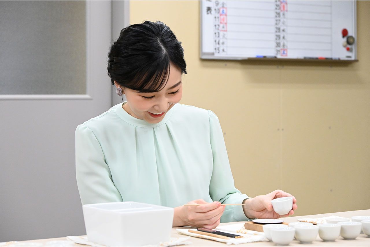 9月30日、秋篠宮家の次女・佳子さまは、日本伝統工芸展名古屋展示にあわせて愛知県を訪問し、地元に根付く伝統工芸品の「尾張七宝」を鑑賞された
