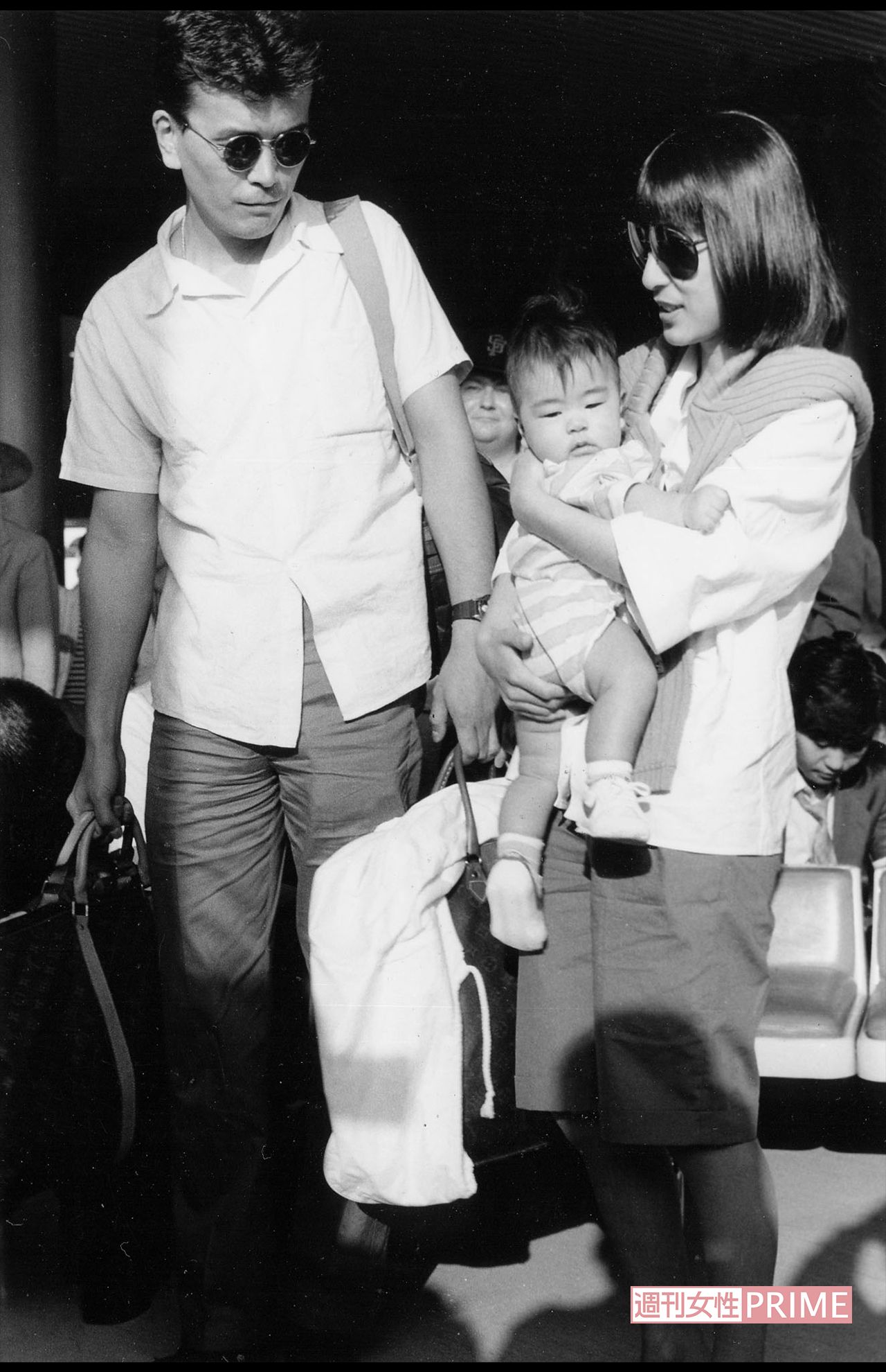 夫の照實さんと娘のヒカルとともにニューヨークから帰国した藤圭子さん（'83年）