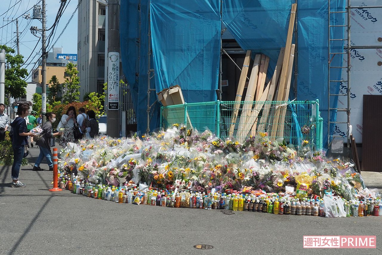 事件発生当初は歩道を埋め尽くすほどの花や飲み物が供えられていた（川崎殺傷事件）
