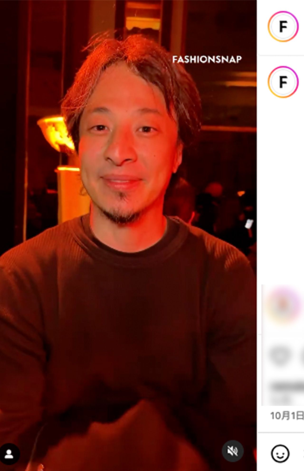 部屋着のようなラフな格好…『メゾン ヨシキ パリ』ショーでインタビューに答えるひろゆき氏（ファッションスナップ公式インスタグラムより）