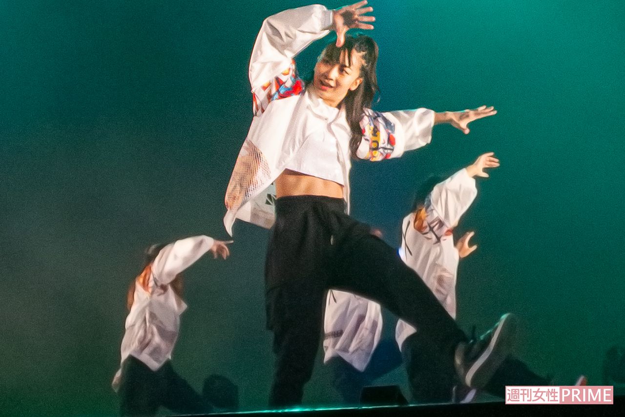 白地にカラフルな模様のブルゾンから、引き締まった腹筋がのぞく衣装で踊る佳子さま
