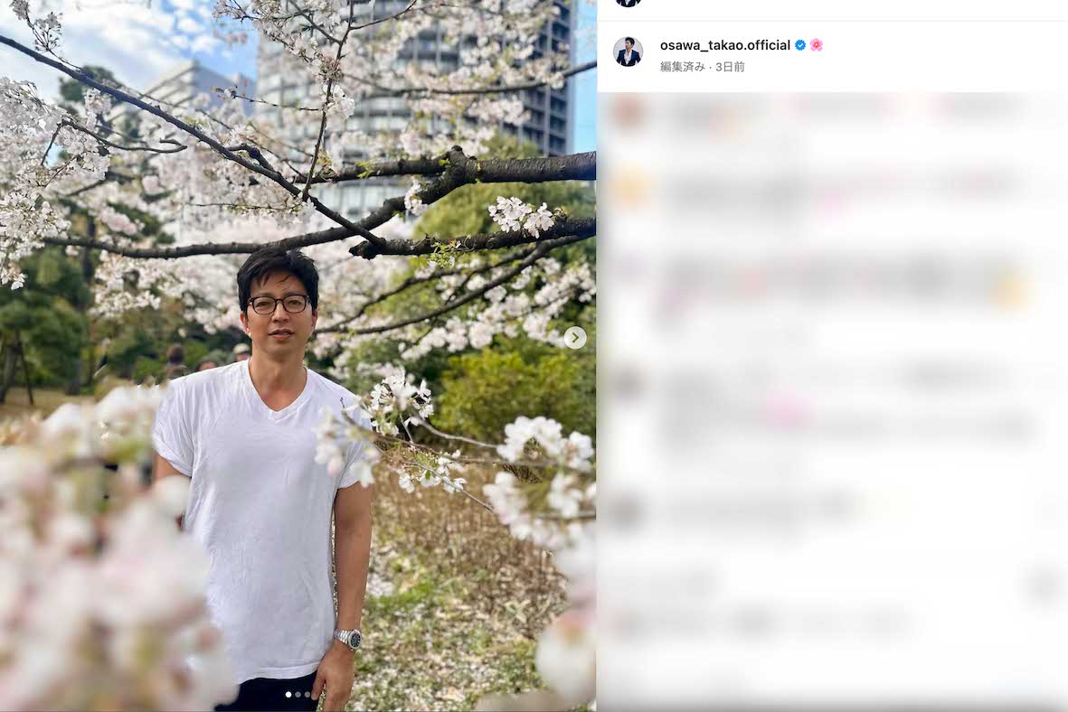 白い半袖Tシャツにメガネをかけたリラックス感ある写真をアップした大沢たかお。筋肉は逞しいけど、半袖はさすがに寒そう？（インスタグラムより）