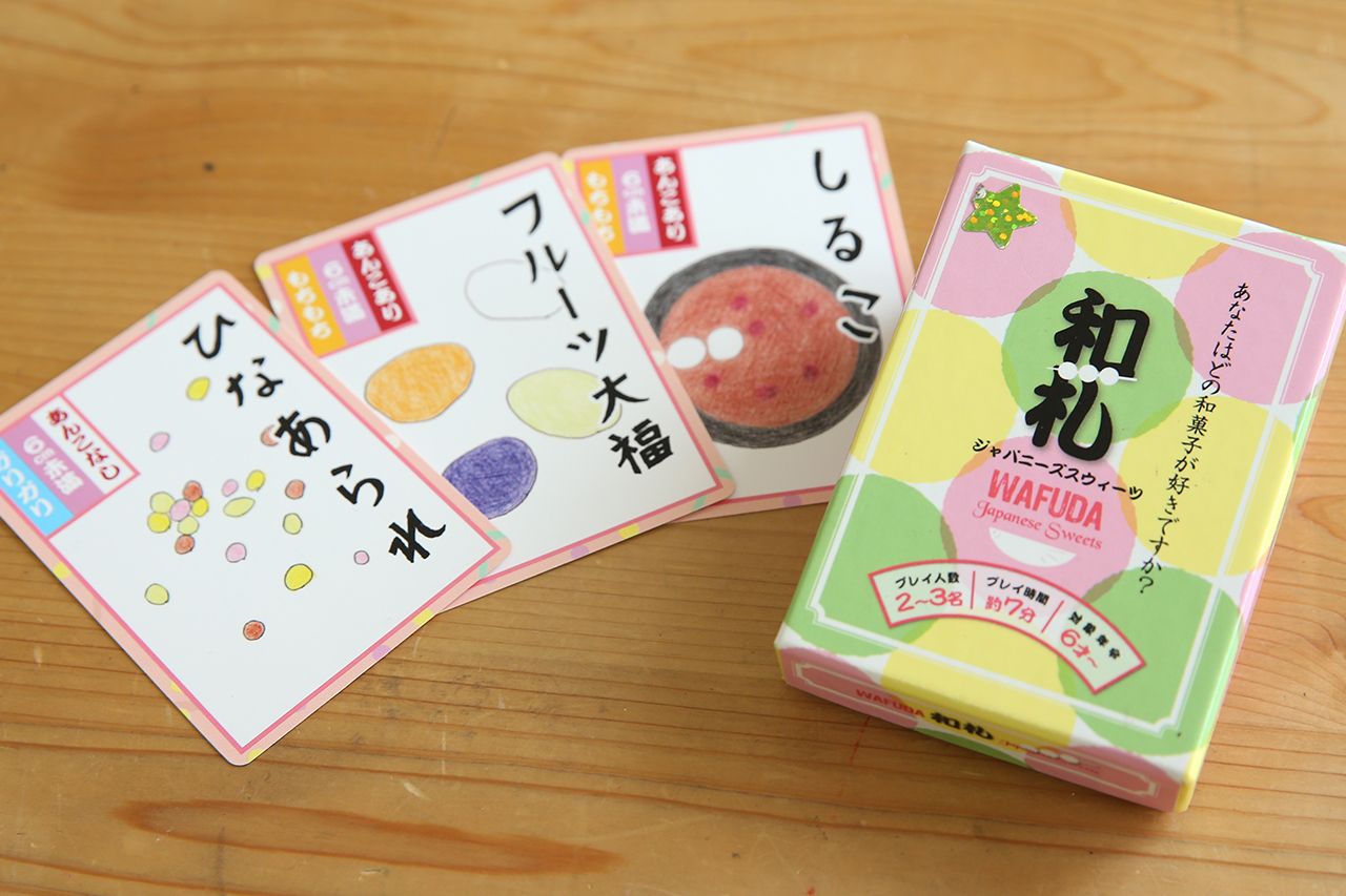 和菓子の見た目、食感、味の豊富さに感動した小学4年生が、「種類の幅広さとおいしさをみんなに知ってほしい!」と制作。ルールは花札を参考にした