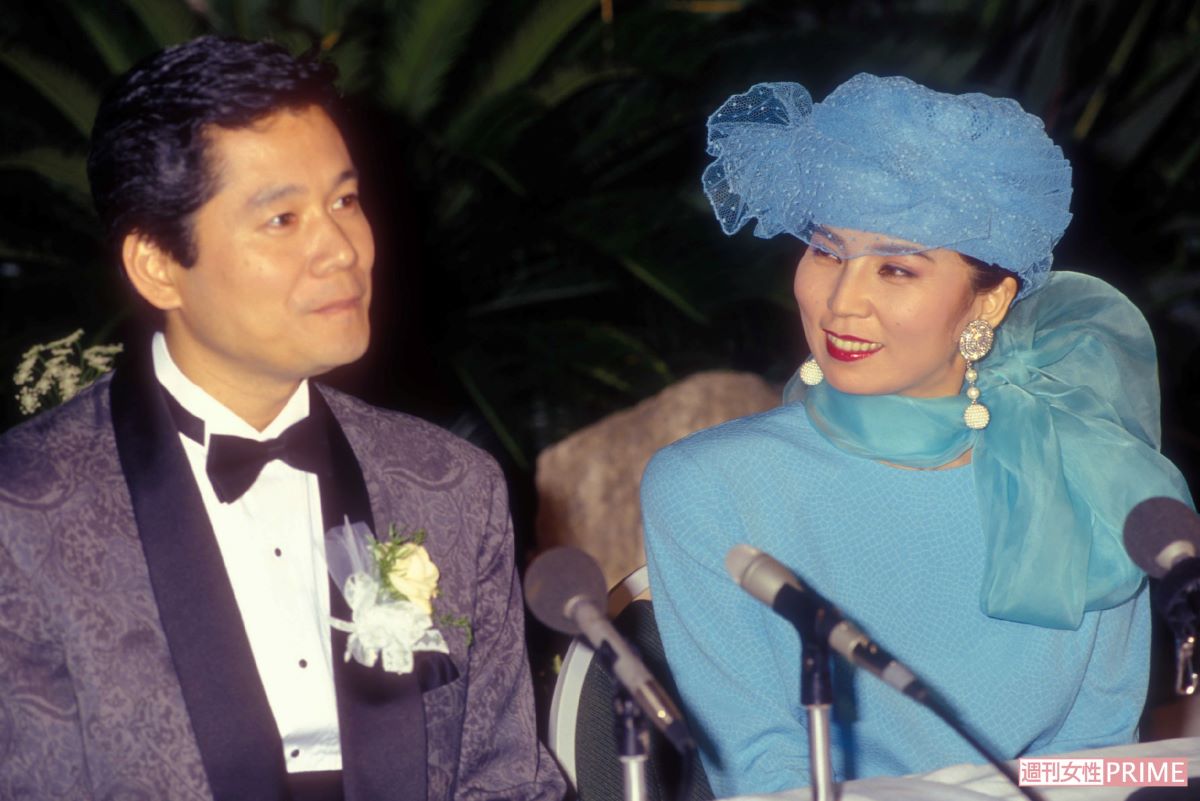 八代亜紀さんの元夫（左）は、1980年ごろからマネージャーになり、1989年から交際して、1994年に結婚したが、2021年に離婚した