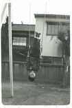 小学校3年生のころ。石井小学校校庭の吊り輪で遊ぶ。すでに才能の片鱗が!