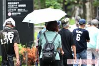 都庁下の食品配布に異変 若い女性や子連れで並ぶ人も「夏休みの昼食が厳しくて」コロナ5類以降後も広がる…