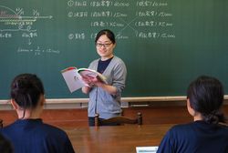 簿記部で先生の代わりに教える場面も。「わかりやすい」と評判がいい。