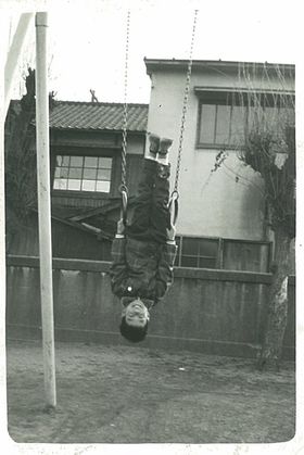 小学校3年生のころ。石井小学校校庭の吊り輪で遊ぶ。すでに才能の片鱗が！
