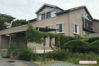 松坂市内にある谷口光弘容疑者の豪邸。赤いフェラーリに乗り大家族で暮らしていた