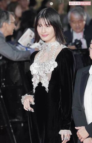 東京国際映画祭のオープニングイベントに登場した橋本愛。胸元を覆い隠すような巨大な蝶のジュエリーに、唇の真ん中にピアスのようなアクセサリー、爪につけるネイルリングなど、かなり個性的な姿