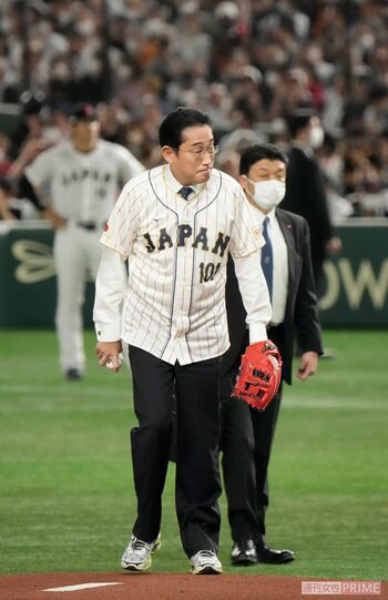 '23年3月、東京ドームで開催されたWBCの日本対韓国戦で始球式を行った岸田首相　写真／週刊女性写真班