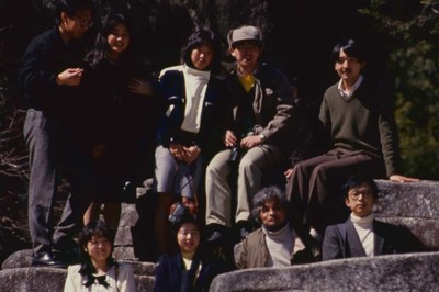 『自然文化研究会』の卒業旅行で。上段一番右が秋篠宮さま、上段左から2番目が紀子さま（1988年3月）