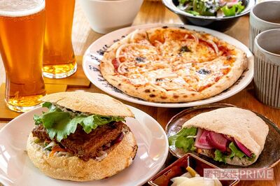カフェスペースではピザやイノシシバーガー、ピタサンドのほか自家製ビールも味わえる