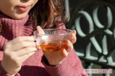 ティーカップはあざとく両手で持って飲む