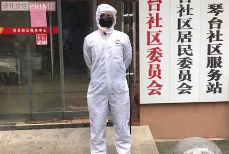 街には全身を防護服で覆った人の姿も見られた（エンさん提供）