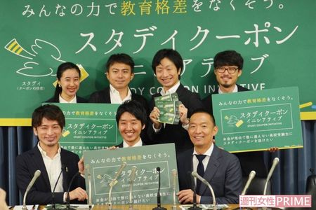 2017年、『スタディクーポン』の記者会見。文部科学省にて渋谷区長の長谷部健さん（前列右）らと