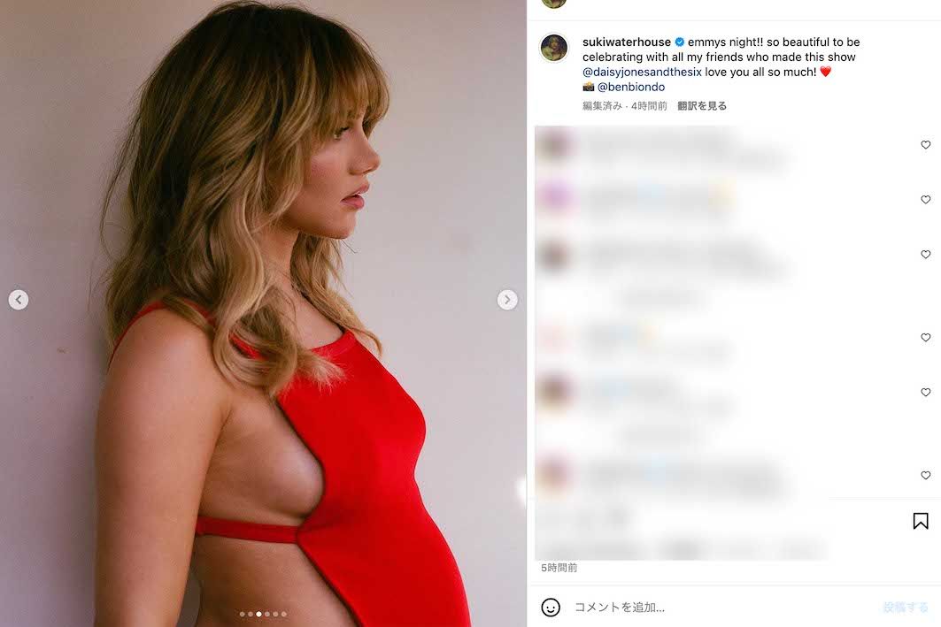 背中側に布がない大胆なドレスでエミー賞の授賞式に参加したスーキー・ウォーターハウス（本人のインスタグラムより）