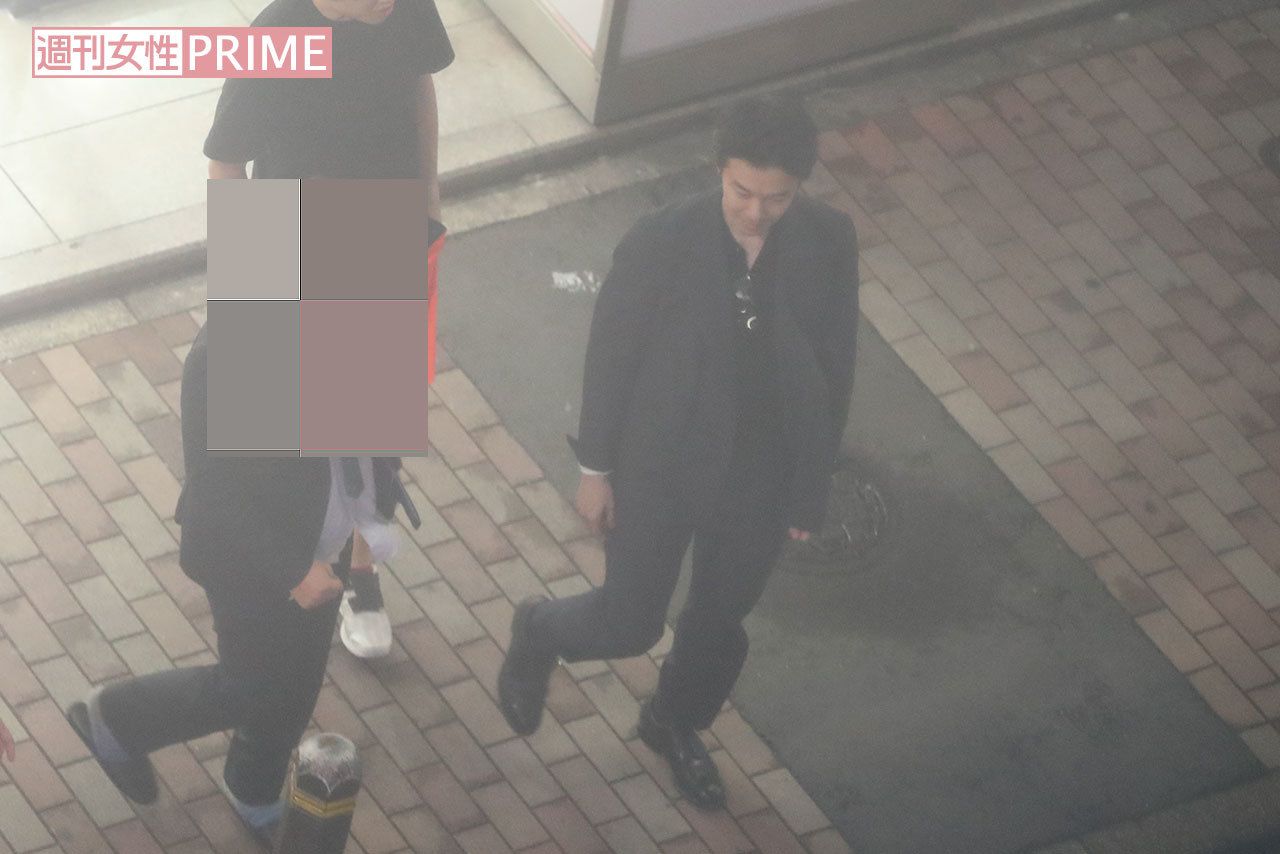 カラオケ店をあとにする長谷川博己 その１