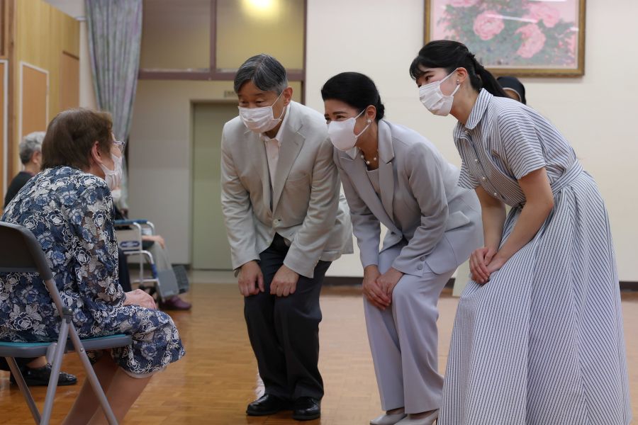 9月18日、両陛下と長崎県を訪問された愛子さま。被爆者との懇談の際は、ひざを折り、目線を合わせ言葉を交わされた