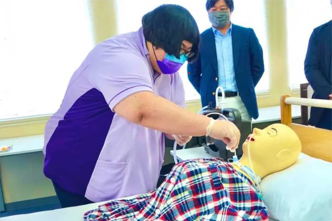 2022年、吸引器を用いて痰の排出を行う喀痰吸引の取材で、介護資格取得専門の教育研修機関・土屋カレッジを訪れた安藤さん。ここを受講して、翌年に介護福祉士の資格を取得　写真提供／土屋カレッジ