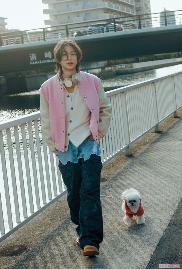 彼女（愛犬・ネム）と川沿いを散歩。ピンクのリンクコーデを意識　撮影/北浦敦子