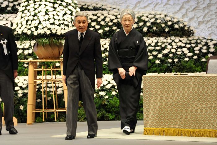 2012年3月の追悼式典では上皇さまをいつでもお支えできるよう和装で