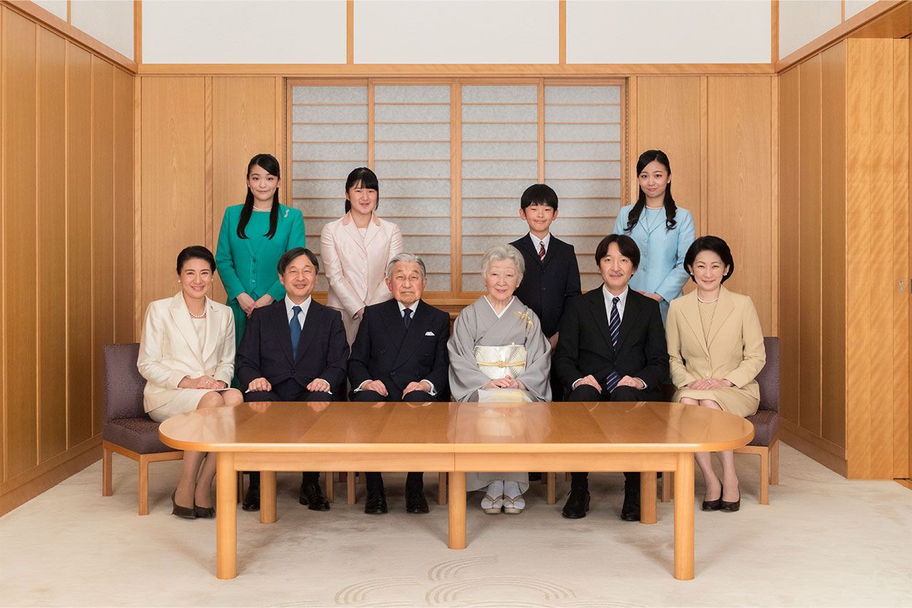 上皇ご夫妻、天皇ご一家、秋篠宮ご一家がそろわれた家族写真は'19年以降撮られていない(宮内庁提供写真)