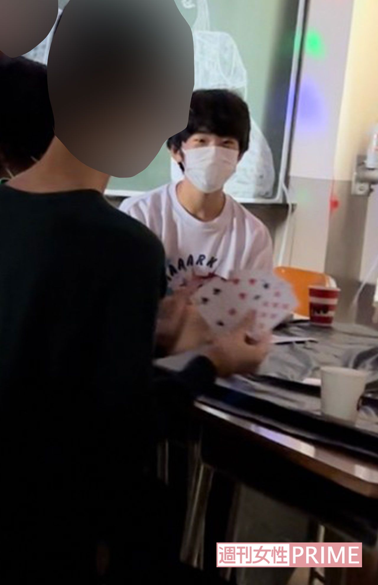 トランプを手に、カジノゲームを楽しまれる悠仁さま（来場者提供）