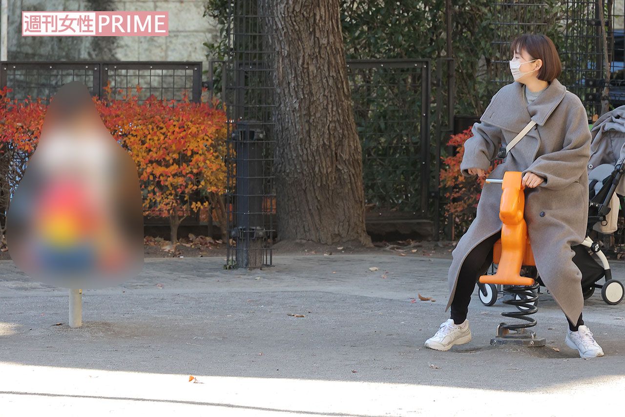 12月25日、自宅近所の公園に娘を連れて現れた篠田麻里子