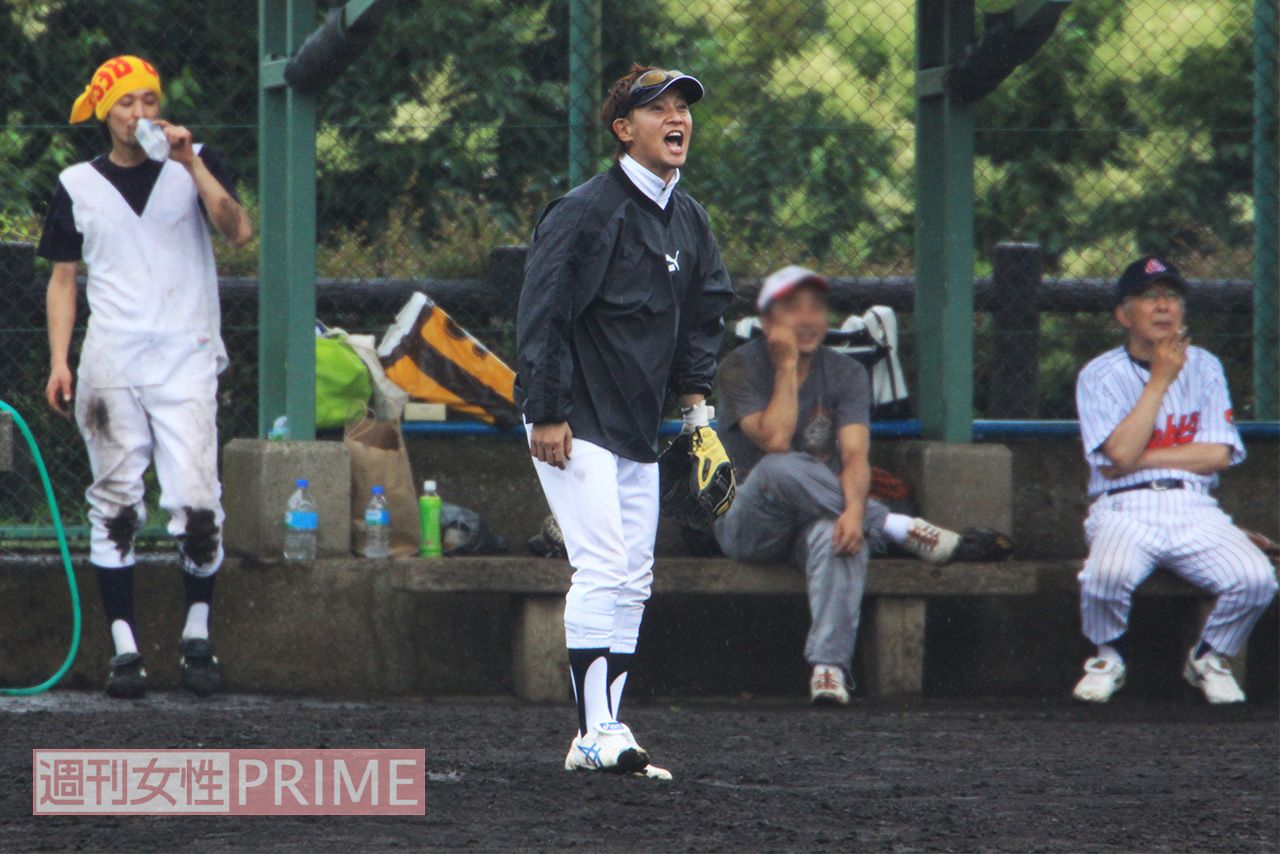 2009年7月、俳優チームの草野球に参加する中居正広。後ろは佐藤隆太と橋爪功