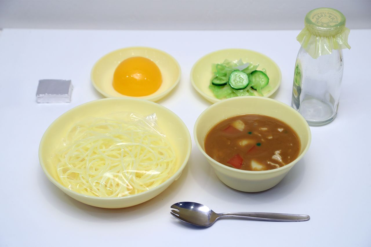 昭和40年（1965年）ソフト麺のカレーあんかけ、甘酢あえ、チーズ、くだもの、牛乳