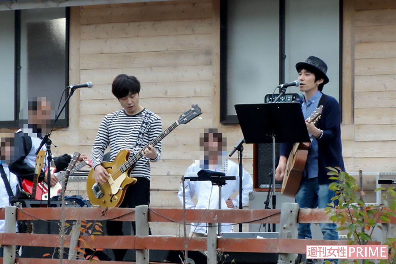 '14年10月、陸前高田未来商店街にて行われたイベント『小さな音楽祭』で歌声を披露した草野（右）