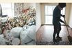 リビングのビフォー・アフター。この部屋は1時間半かけてゴミを一掃した(写真:「イーブイ片付けチャンネル」より)