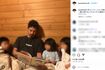3人の子どもに読み聞かせをする国母和宏(本人インスタグラムより)(本人インスタグラムより)