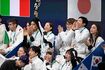 ミラノ・コルティナ五輪フィギュアスケート団体、坂本花織にエールを送る日本代表選手団(撮影/JMPA)