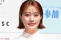 王林、グラドル顔負けの“舌出し”日焼けビキニ姿を披露で「赤いりんごパイ最高」ギャップに驚愕“意外な素…