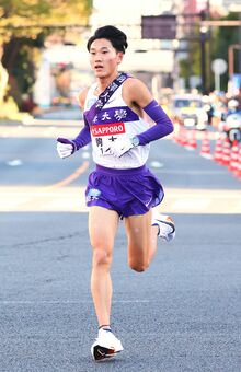 篠原倖太朗選手（22）駒澤大・文学部4年。全日本7区では（平林清澄選手、太田蒼生選手との）エース対決を制し区間賞を獲得（写真／アフロ）