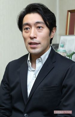 週刊女性の取材に答える次男の加藤頼。長男共々、父によく似た顔立ち