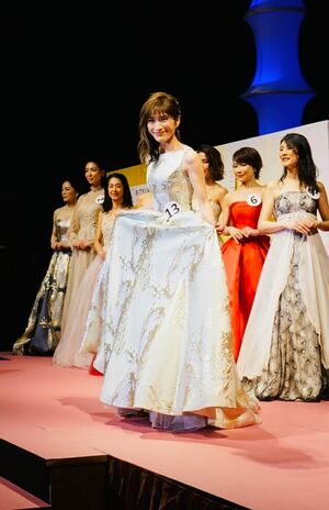 美魔女コンテストのステージに立つ浜木さん。ここで初めて人前でがんのことを告白した