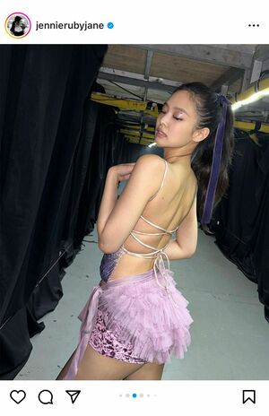 後ろ姿の露出度がより高くなっている衣装を着こなすBLACKPINK・ジェニー（本人インスタグラムより）
